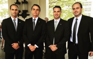 Família acima de tudo: o slogan que precisa ser compreendido em sentido literal no caso de Bolsonaro