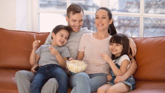 Reúna a família para assistir a alguns filmes que motivem a reflexão sobre a vida de Cristo ou apenas que divirtam a família.