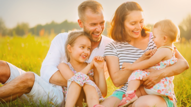 Humildade: é em família que aprendemos essa virtude A humildade é uma característica que deve estar presente em todos os níveis de relacionamento da família.