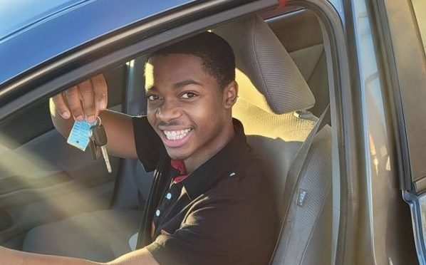 mae-amigo-carro-jovem-trabalho