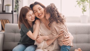 Criar um ambiente emocionalmente seguro exige transparência dos pais Nomear o que está sentindo é uma ferramenta importante para o diálogo e a comunicação é a base para construir a segurança emocional.