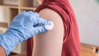 Todos os pacientes com câncer podem se vacinar contra a Covid-19; alguns em um intervalo específico Pessoas com câncer têm a indicação de se vacinarem contra a Covid-19. Atenção apenas ao intervalo do tratamento e ao tipo de vacina