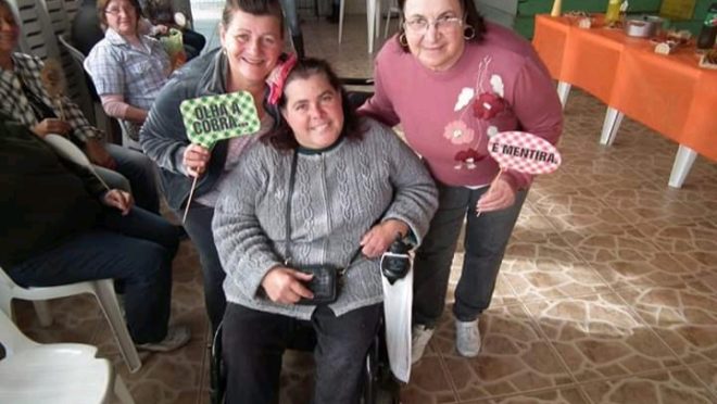 voluntaria-cadeirante-oficina-artesanato