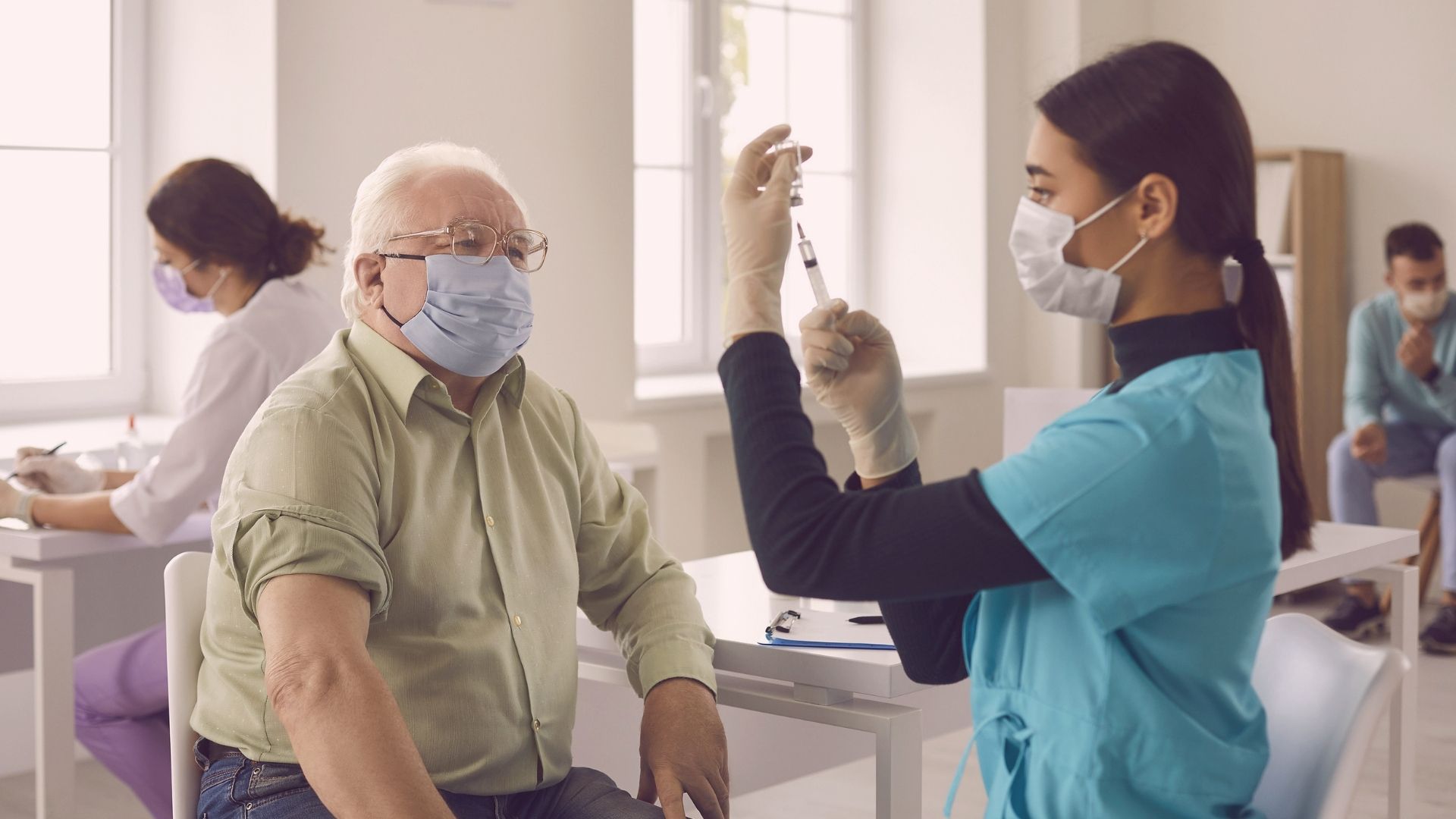 Você ainda pode ser infectado depois de ser vacinado, mas as chances de ficar gravemente doente são quase zero.