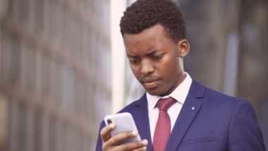 Positividade tóxica: excesso de “boas vibrações” pode frustrar vida real homem vendo celular smartphone trsite pensativo sério