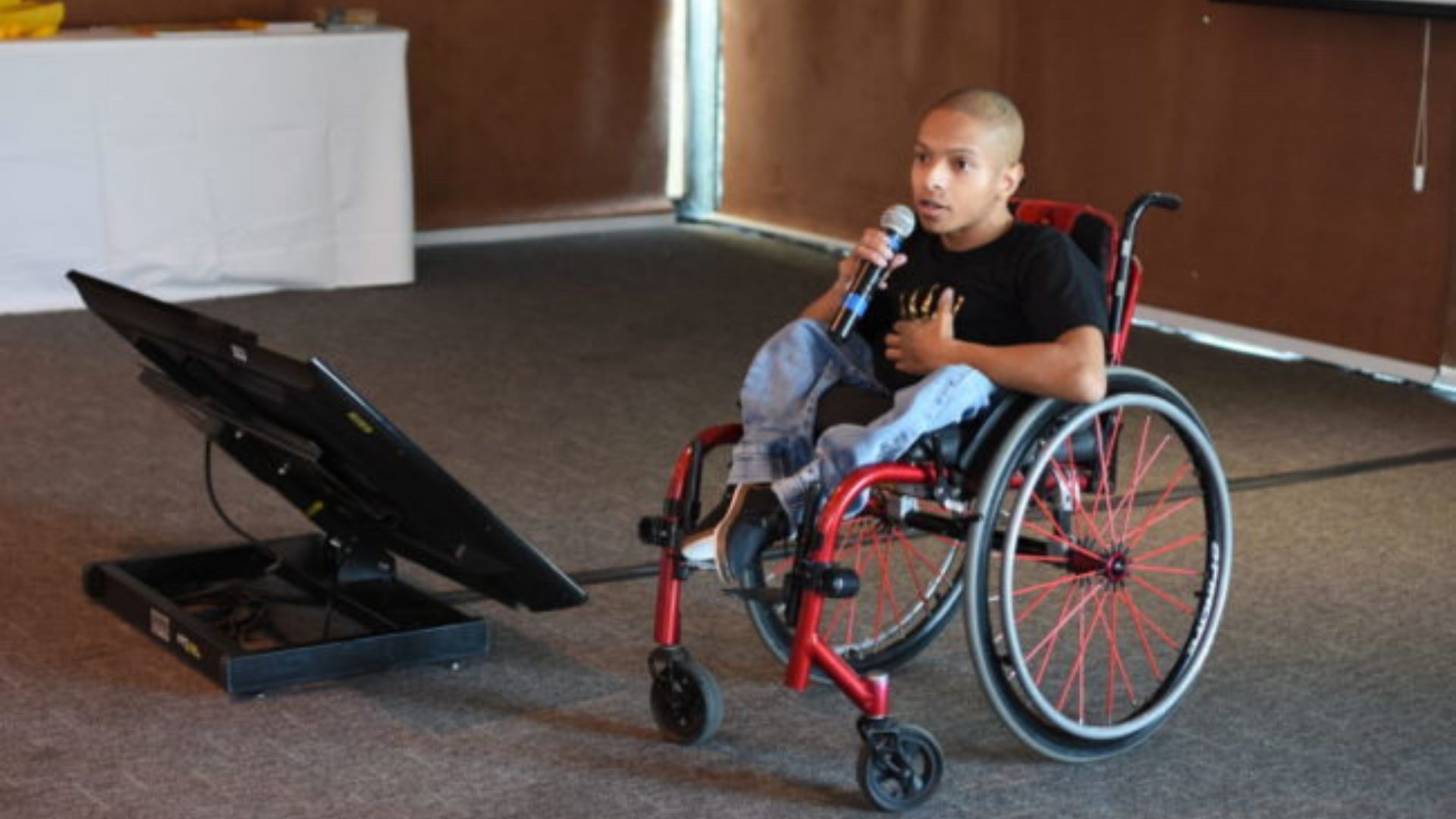 Paraplégico, José Lucas de Oliveira também nasceu com distrofia de cloaca e teve bexiga, intestino e rins comprometidos.