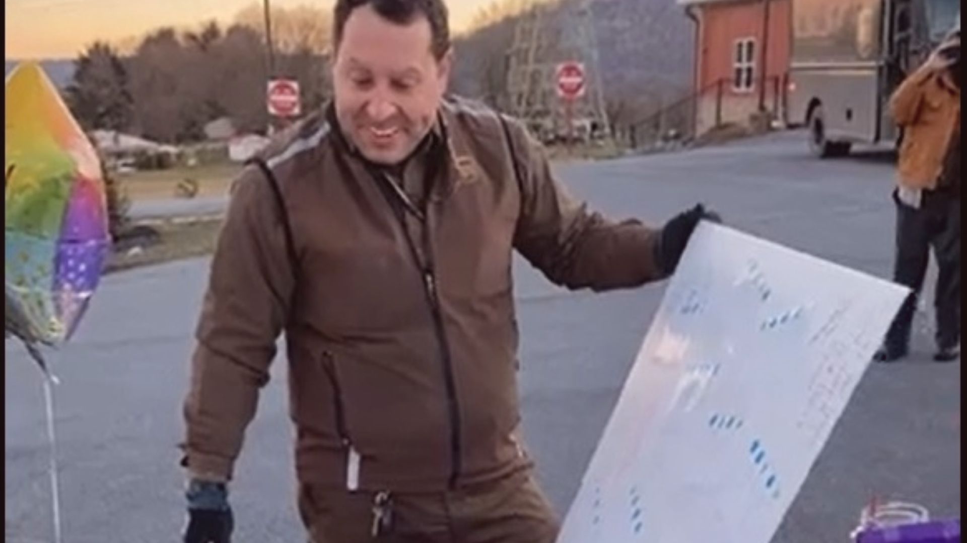 Chad Turn atende os moradores da região há uma década e durante a pandemia seu trabalho dobrou com os pedidos online.