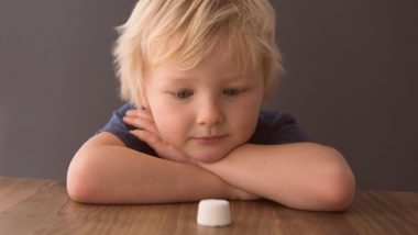 Crianças autocontroladas tendem a ser adultos mais saudáveis criança teste marshmalow controle autocontrole