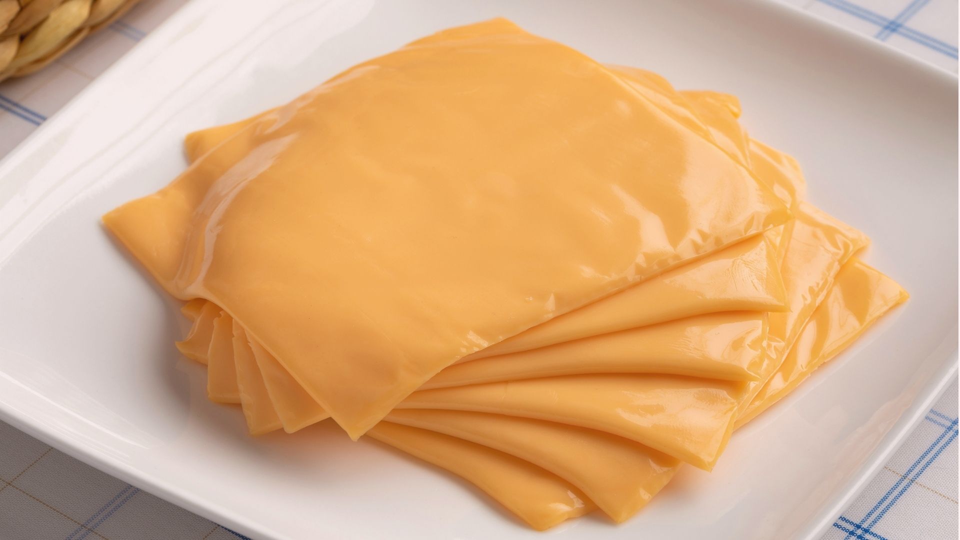 Queijo fatiado com grande validade e perto do vencimento pode conter bactéria e deve ser evitado por grupo de risco.