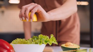 Limão não cozinha os alimentos. Veja mais erros em preparos que trazem riscos Limão não cozinha alimentos, assim como deixar a salada apenas em vinagre não desinfeta totalmente.