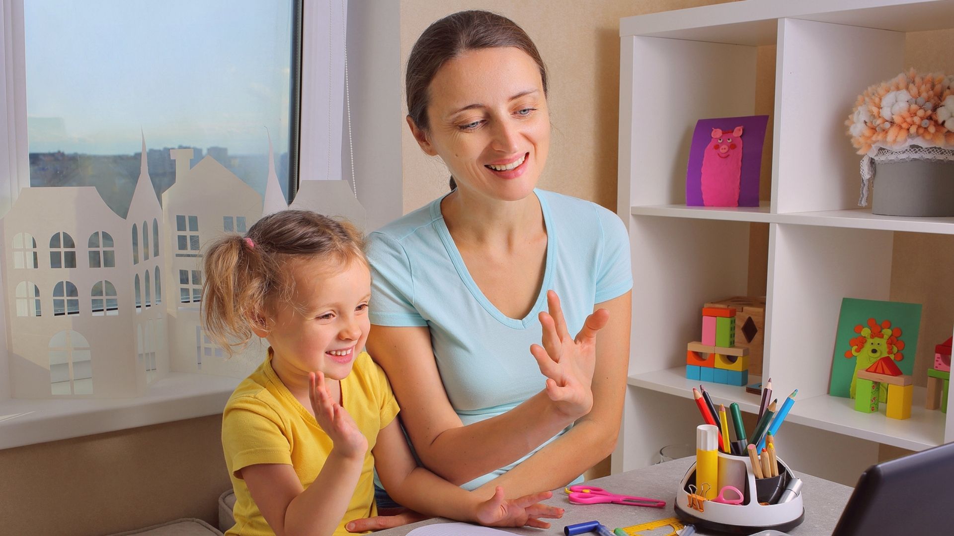 Com as aulas à distância sendo opção para muitos, especialistas mostram benefícios do virtual, como maior vínculo entre pai e filho