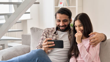 Como ser um bom pai para sua filha quando ela for adulta O pai é uma referência importante para a filha durante a infância e mesmo na vida adulta seu apoio é essencial.