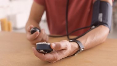 Manual ou digital? Aferir pressão em casa exige “treino” com profissional Medir a pressão bem independe do tipo de aparelho utilizado, mas o auxílio de um profissional de saúde é imprescindivel.