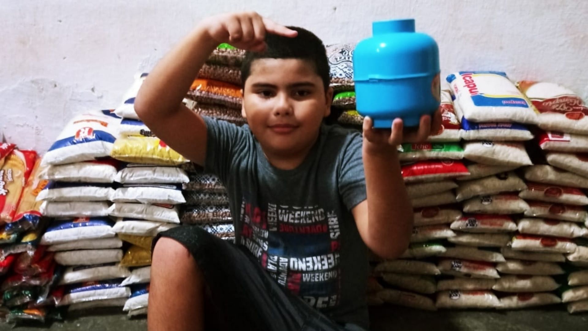 Pelo menos 30 cestas básicas foram montadas e doadas a famílias que precisavam muito dessa ajuda na vizinhança de Pedro.