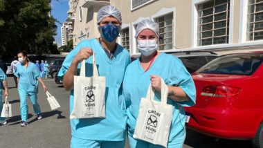 Para honrar e cuidar: ação de igreja em Curitiba entrega 2100 cartas a profissionais de hospital Projeto Cartas Vivas levou uma palavra de reconhecimento, ânimo e esperança a profissionais da linha de frente do combate à Covid-19.