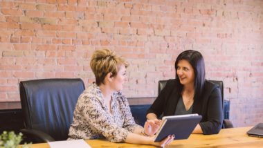Mulheres lideram bem e saem de crises graças à facilidade de usar habilidades interpessoais Empatia é característica que se sobressai em muitas mulheres e o que faz com que a rotina de trabalho flua melhor.