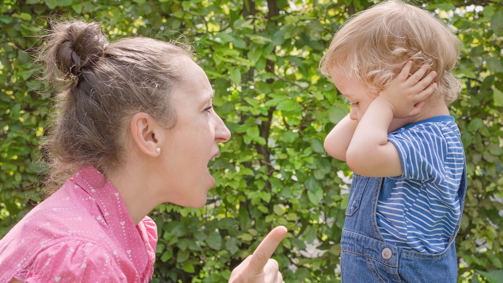 O grito que ameaça dispara os níveis de cortisol e adrenalina da criança, fazendo com que ela fique em constante estado de preocupação.