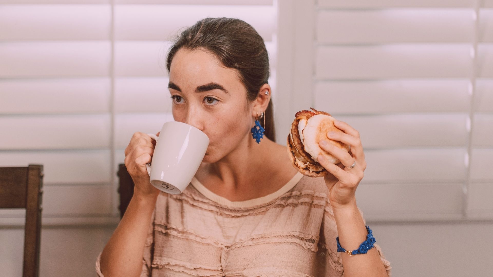 Alguns alimentos podem aumentar a ansiedade e devem ser consumidos de maneira mais equilibrada.