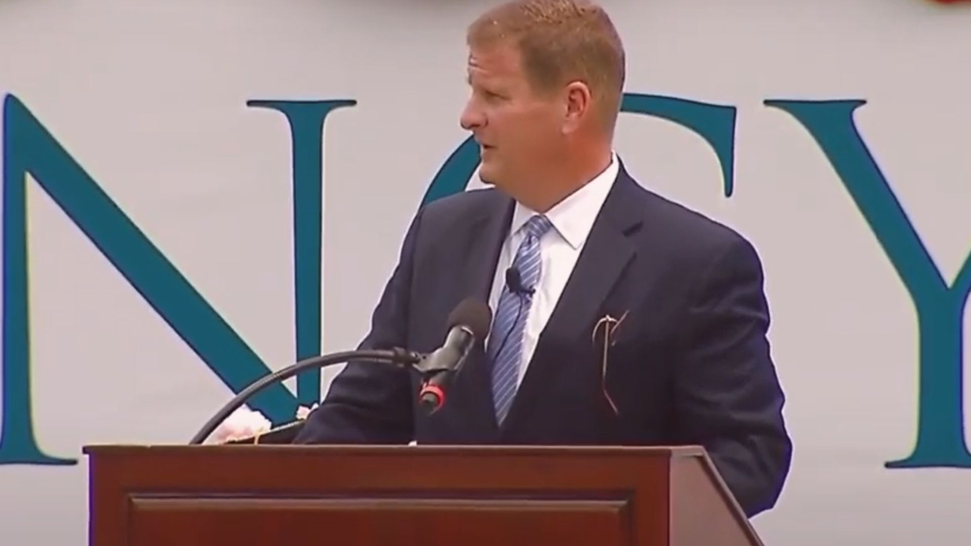 Robert T. Hale Jr. deu mais do que apenas conselhos sábios aos formandos.