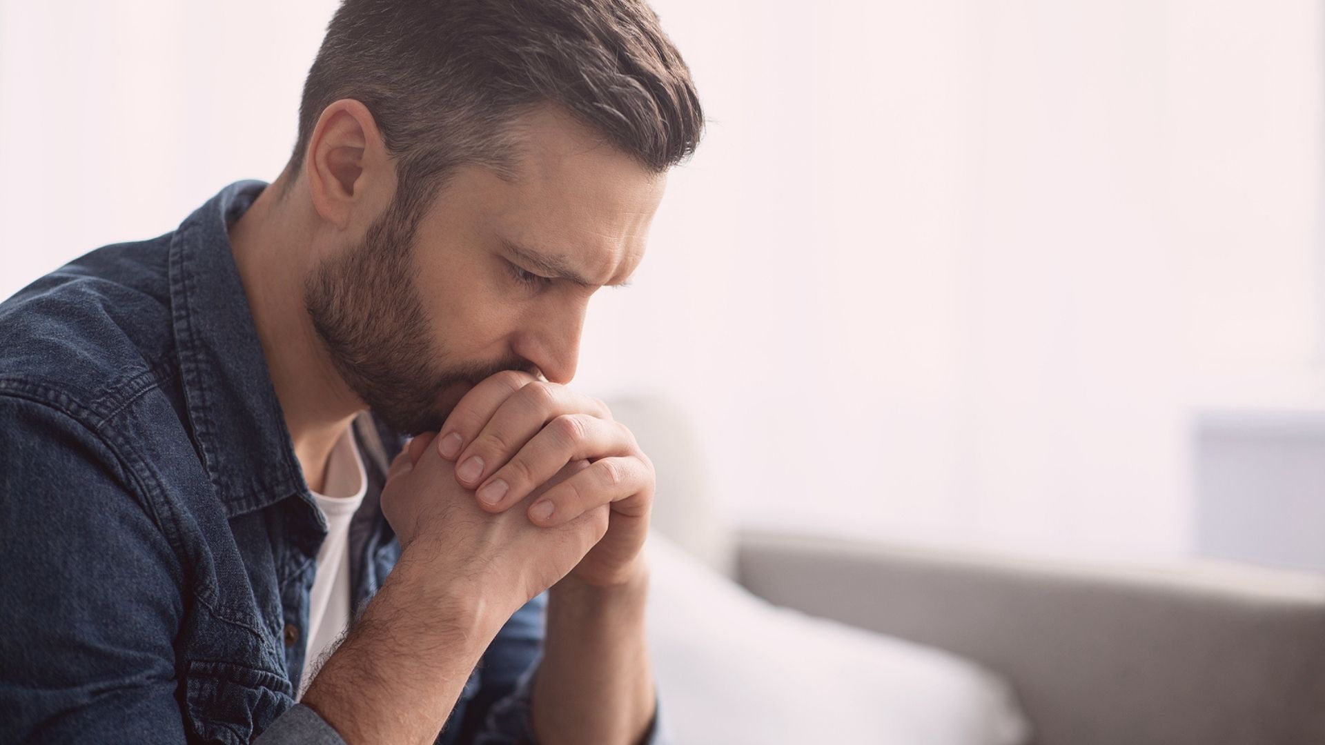 Neste momento é necessário expor a situação à família para que todos colaborem com a redução no orçamento familiar.