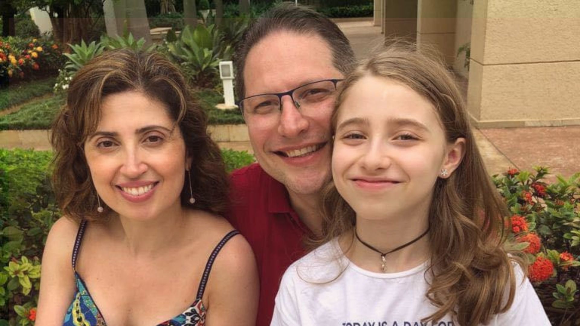 Lilian Pastore descobriu a condição da filha Luiza em 2016, mudou a rotina familiar devido à doença, e hoje ajuda outras pessoas que enfrentam a mesma situação.