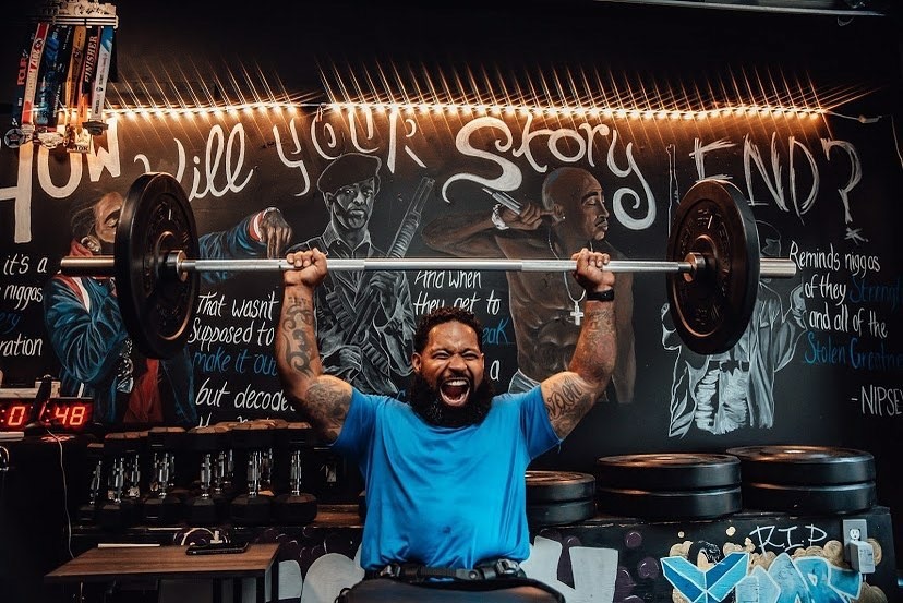 Aos 24 anos Wesley Hamilton ficou sem os movimentos da perna e a filha que ele criava sozinho, foi sua maior força de superação.