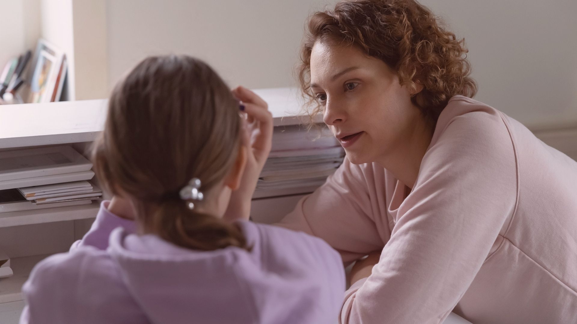 As alterações hormonais da menopausa se chocam com as mudanças hormonais dos adolescentes e é preciso exercitar a inteligência emocional.