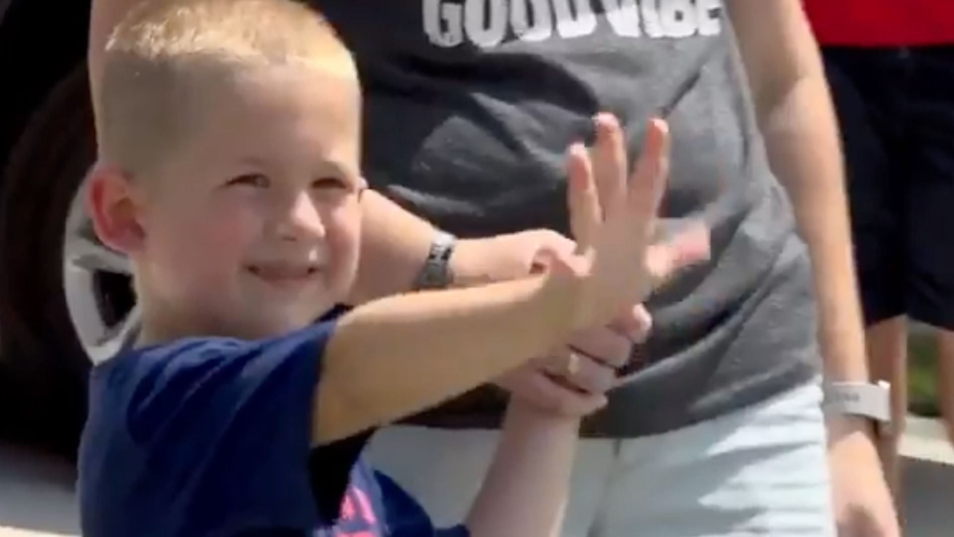 As autoridades federais e também da Flórida realizaram um desfile de carros com a entrega de presentes para o pequeno Eli Alfin.