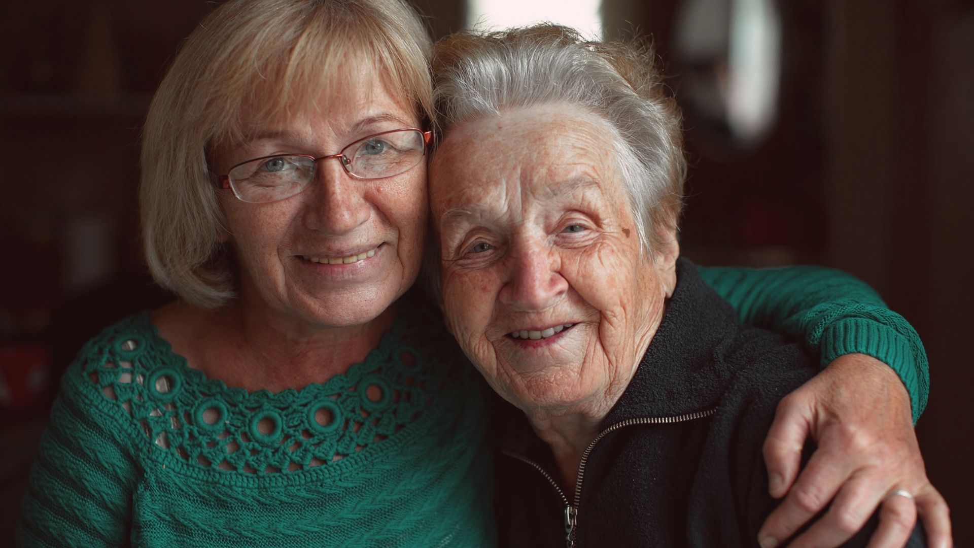 Realizar uma planilha de gastos e ouvir as opiniões do idoso a respeito da questão financeira são essenciais para evitar conflitos nesse momento de mudança.