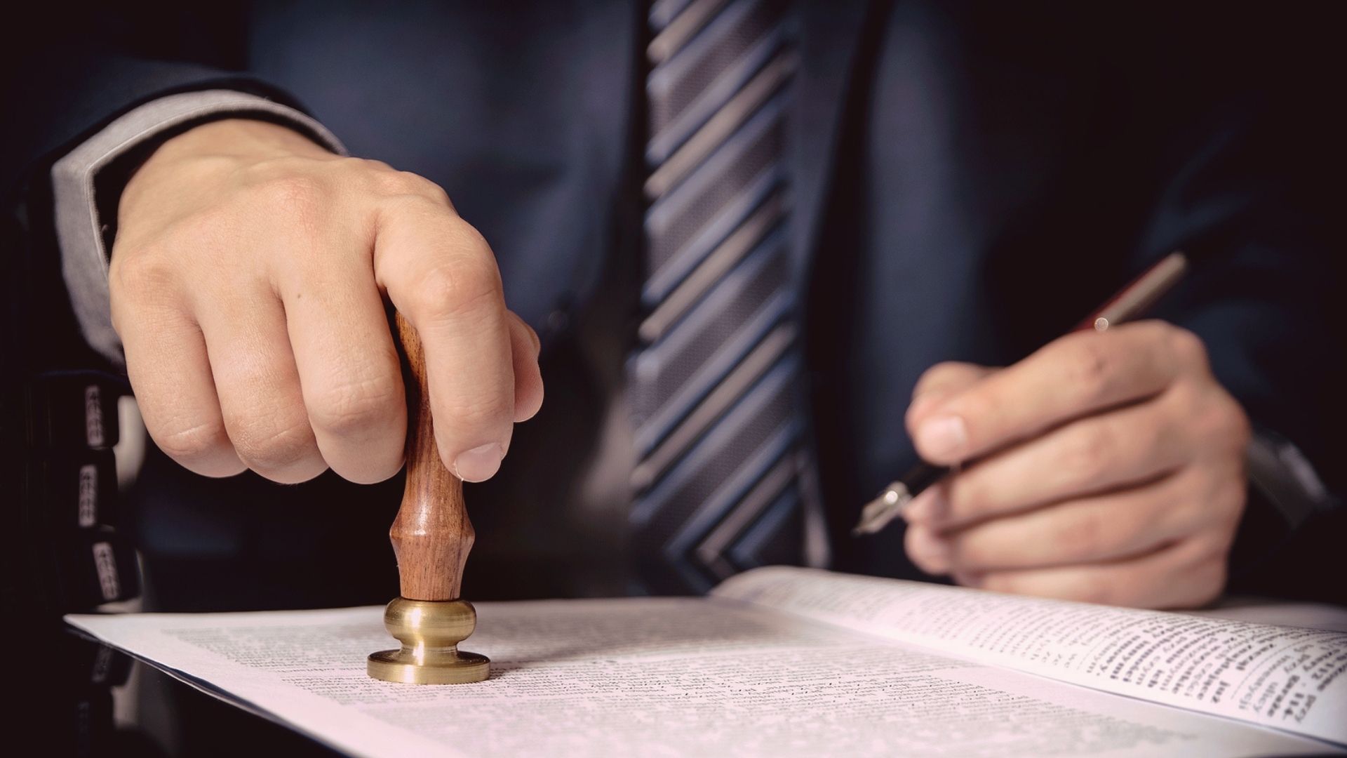 O testador, ao determinar o destino de seu patrimônio, pode estabelecer condições e cláusulas para seu recebimento pelo herdeiro.