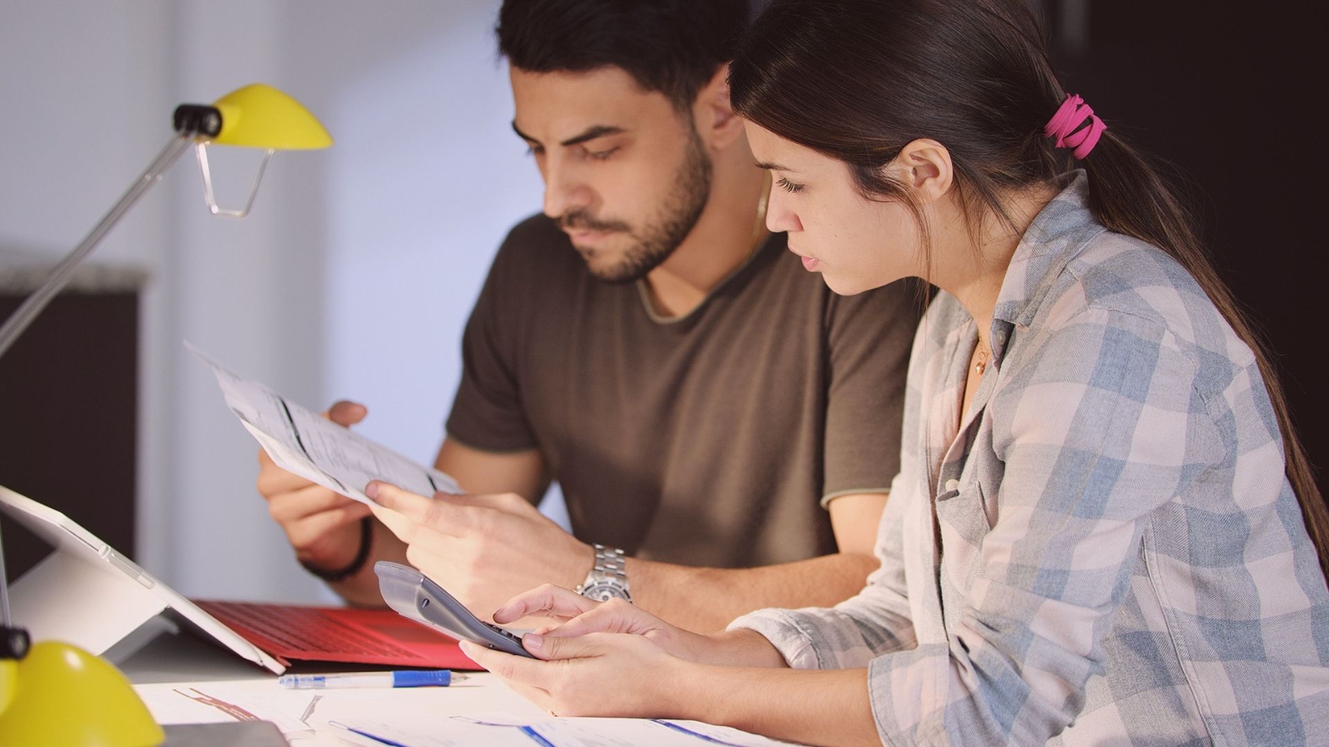 Serenidade e respeito entre marido e mulher são fundamentais para começar a colocar a vida financeira nos trilhos.
