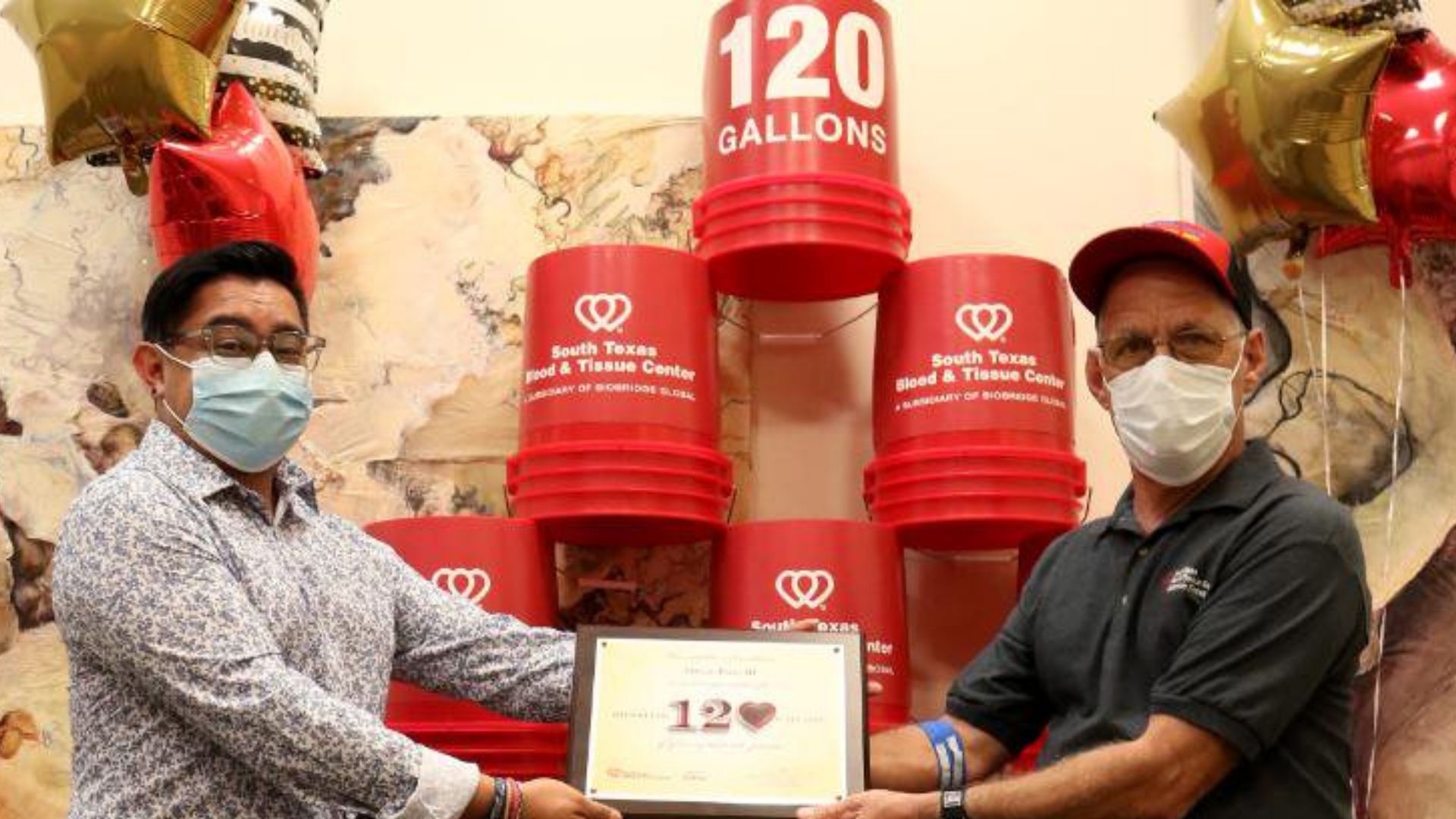 Bastou uma doação de sangue para salvar a vida de Perez. Agora, aos 60 anos, ele já retribuiu o gesto 960 vezes mais.