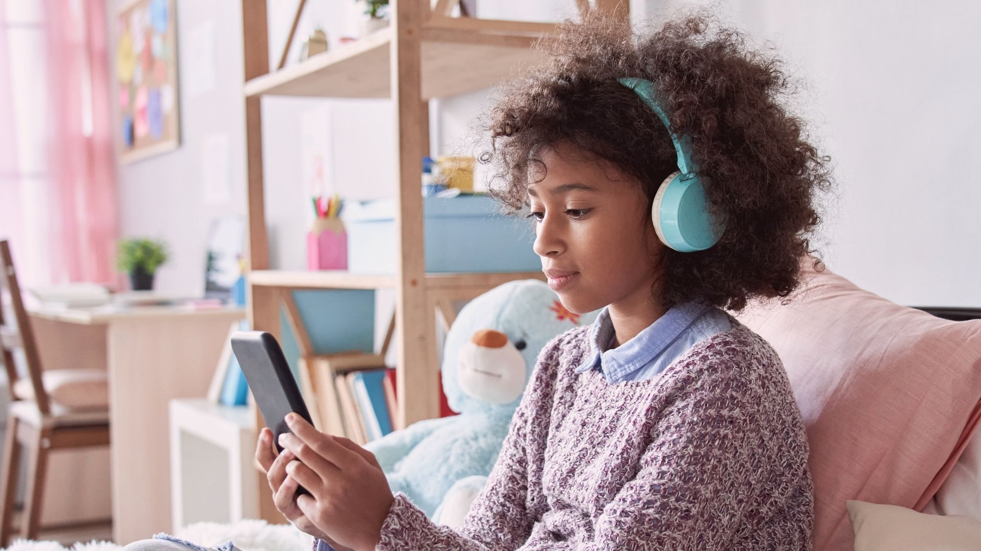 Os pais devem ficar atentos se a relação dos filhos com os celulares não está extrapolando o limite do aceitável.