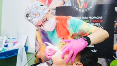 “Quem não tem dente não consegue emprego”, diz dentista que tem devolvido sorrisos pelo Brasil Por 1 sorriso já atendeu mais de 10 mil pessoas no Brasil e eventualmente na África, levando dignidade.
