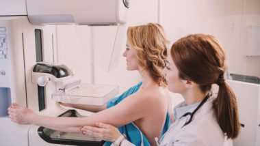 Mulheres devem esperar 4 semanas após a vacinação para fazerem mamografia Reação comum das vacinas, não apenas as anticovídicas, podem confundir resultados do exame de mamografia.