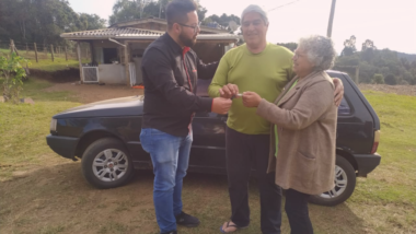 Carro sorteado em rifa solidária volta para o dono que precisava fazer tratamento de saúde Radialista sorteia o próprio nome, por acaso, em rifa organizada para ajudar uma família. Ele consertou o veículo e devolveu para o dono