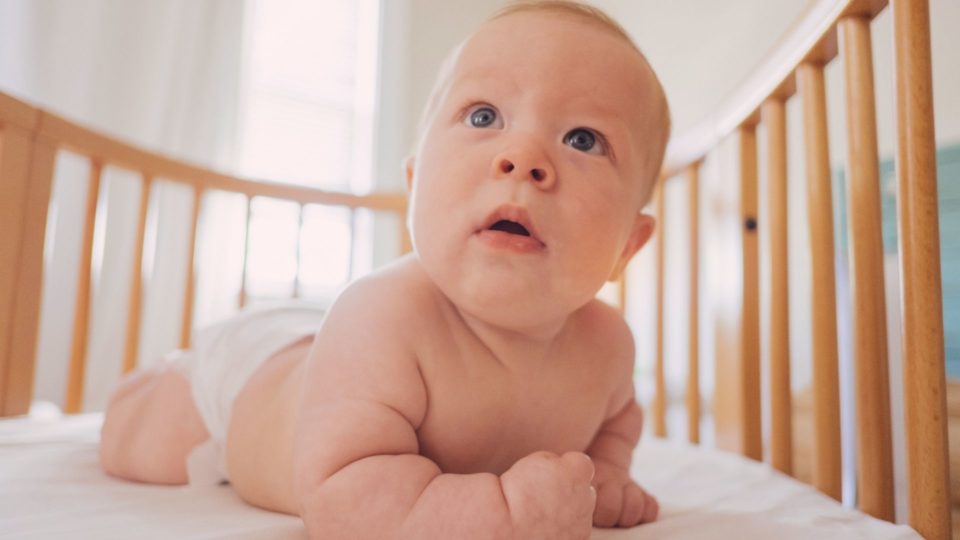 Por que bebês recém-nascidos sorriem enquanto dormem?