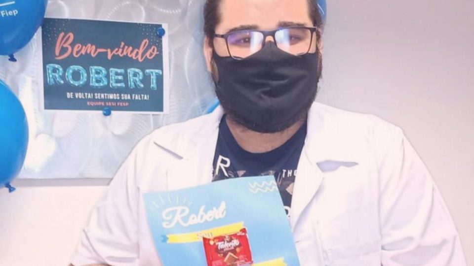 Mesmo com movimentos limitados pós-Covid, professor retorna à sala de aula: “amo o que faço” Foram 16 dias de intubação e sete utilizando ECMO e sequelas que atingiram os movimentos de mão e pé.