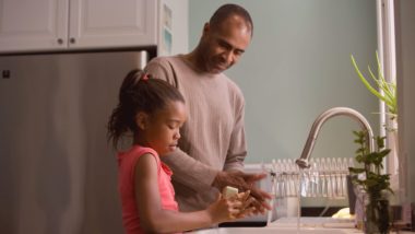 3 lições valiosas que devem ser aprendidas em casa Ensinar determinadas habilidades aos filhos é útil não só durante o tempo em que eles vivem com os pais, mas para a vida adulta.