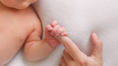 Bebês devem ser estimulados a segurar e alcançar objetos desde o nascimento Ao invés de esperar que os bebês manifestem os primeiros movimentos para estimulá-los, os pesquisadores propõem uma antecipação.
