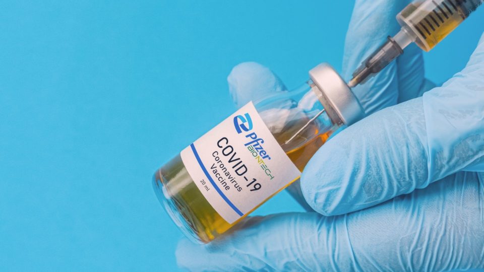 Pfizer diz que 3ª dose pode melhorar proteção contra variante Delta Segundo a empresa, uma 3ª dose produz níveis de anticorpos contra a variante delta 5 vezes mais altos em pessoas entre 18 e 55 anos