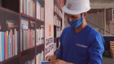 Biblioteca no canteiro de obras estimula nos funcionários o hábito da leitura Livros dos mais diversos temas, revistas, gibis e até a Bíblia que ficam à disposição dos mais de 150 funcionários
