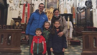 Experiência de fé é pessoal, mas exemplo dos pais é essencial nessa construção; veja atitudes que podem ajudar Nada supera a prática da fé dos pais na transmissão da espiritualidade para os filhos, através da rotina familiar.