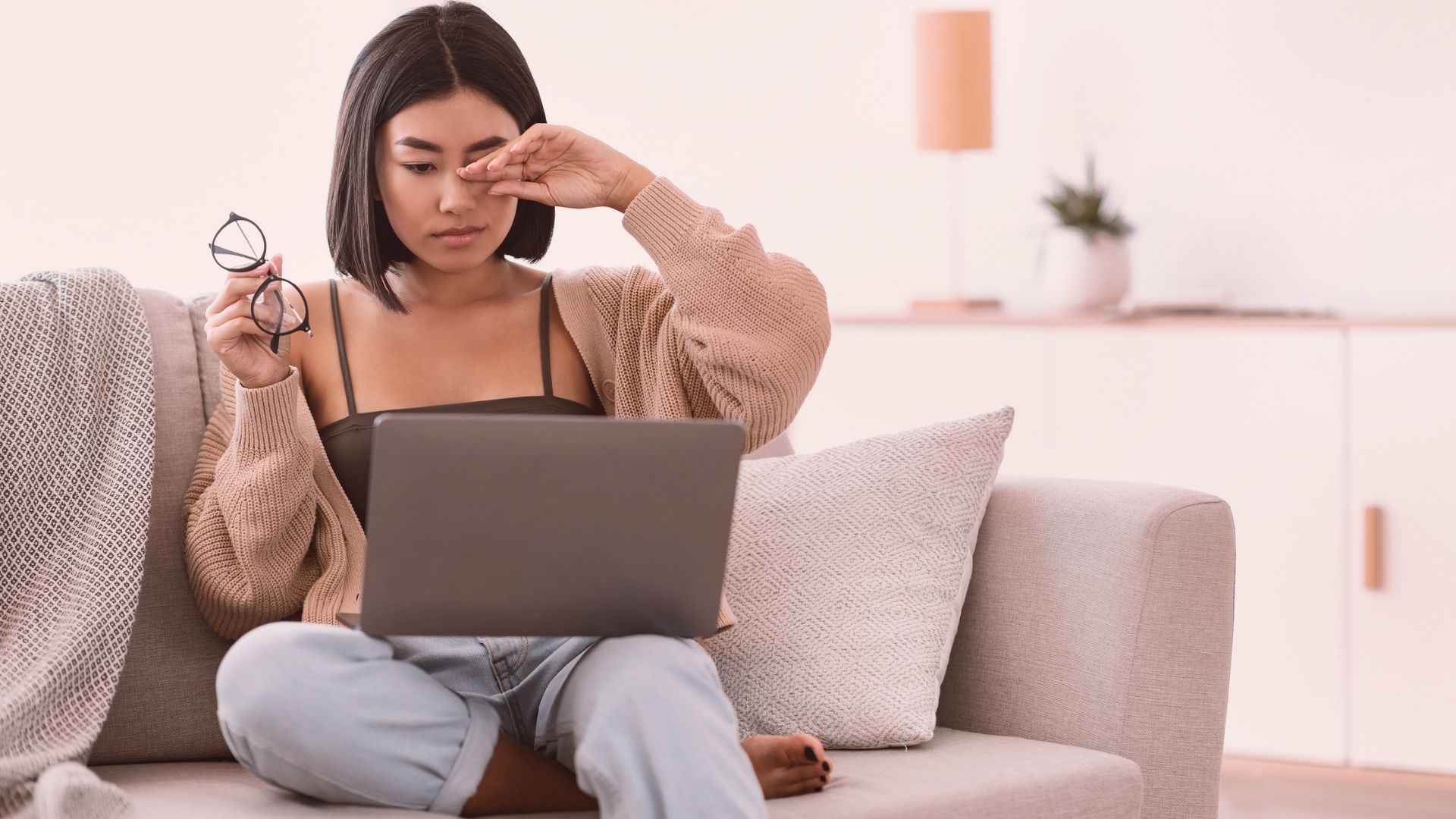 Massas de ar frias fazem com que as lágrimas sequem mais rápido, aumentando a sensação de olhos secos e irritados.