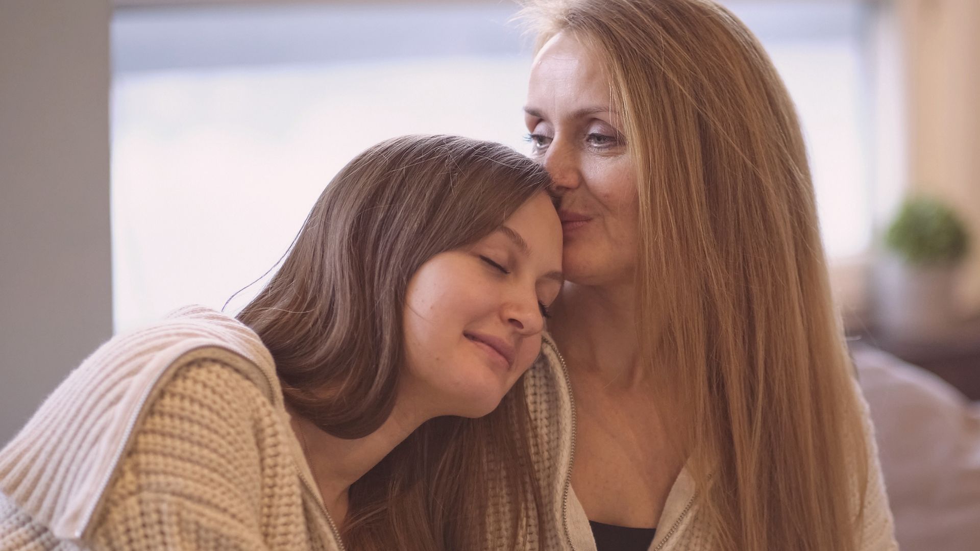 Pais que não receberam carinho durante a infância tendem a ter dificuldade para expressar amor aos filhos, mas é possível mudar isso.