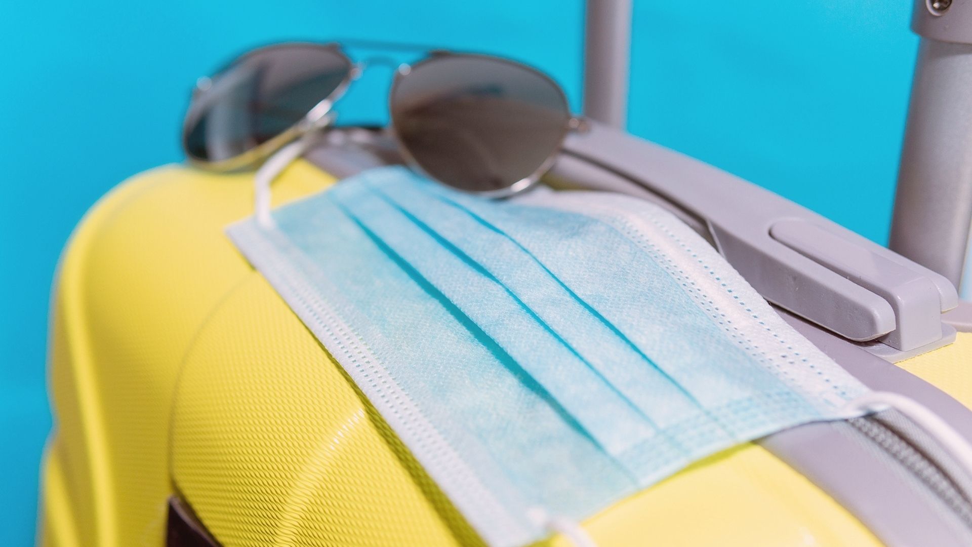 Viajar é menos perigoso para quem tomou duas doses da vacina, mas o isolamento é a maneira mais segura de não ser contaminado.