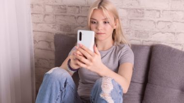 Uso excessivo de redes sociais e o perigo para a autoestima dos jovens Em adolescentes, por conta da necessidade de aprovação pelo outro, a relação com as redes sociais é ainda mais delicada