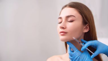Preenchimento com ácido hialurônico exige atenção a sinal de oclusão vascular A maior procura pelo preenchimento com ácido hialurônico é para tratar o bigode chinês, olheiras e lábios.