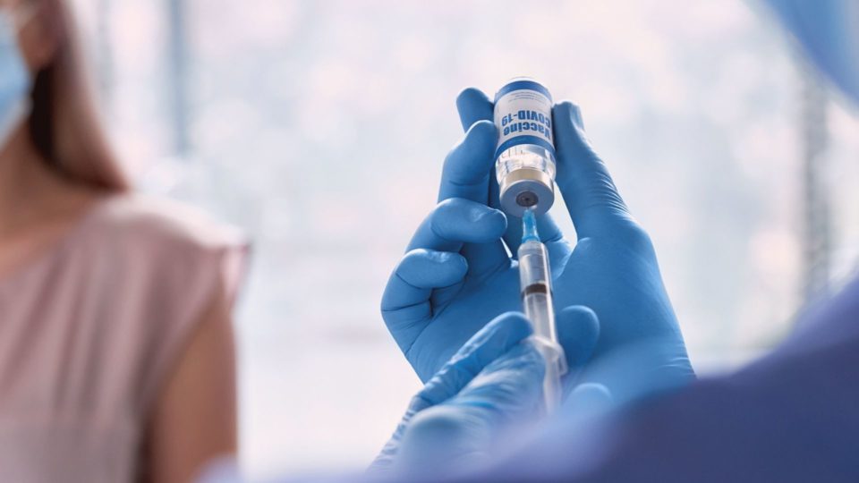 Proteção à Covid-19 pelas vacinas cai em seis meses, diz estudo em aplicativo Levantamento foi feito com base em dados fornecidos pelos pacientes a um aplicativo britânico.
