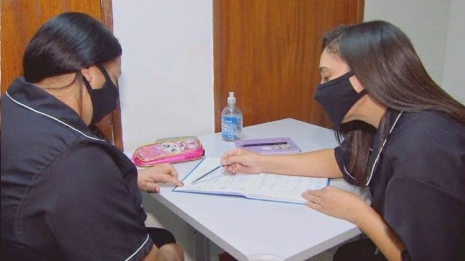 A amizade de Edvania e Eliene emocionou os funcionários do Poupatempo de Lençóis Paulista, no interior de São Paulo.